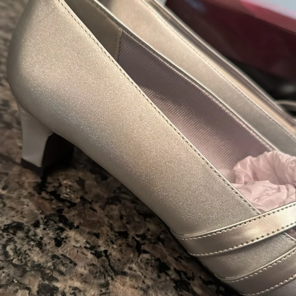 Easy Street entice squared toe silver satin 1.5 inch pump heel NIB 8.5W